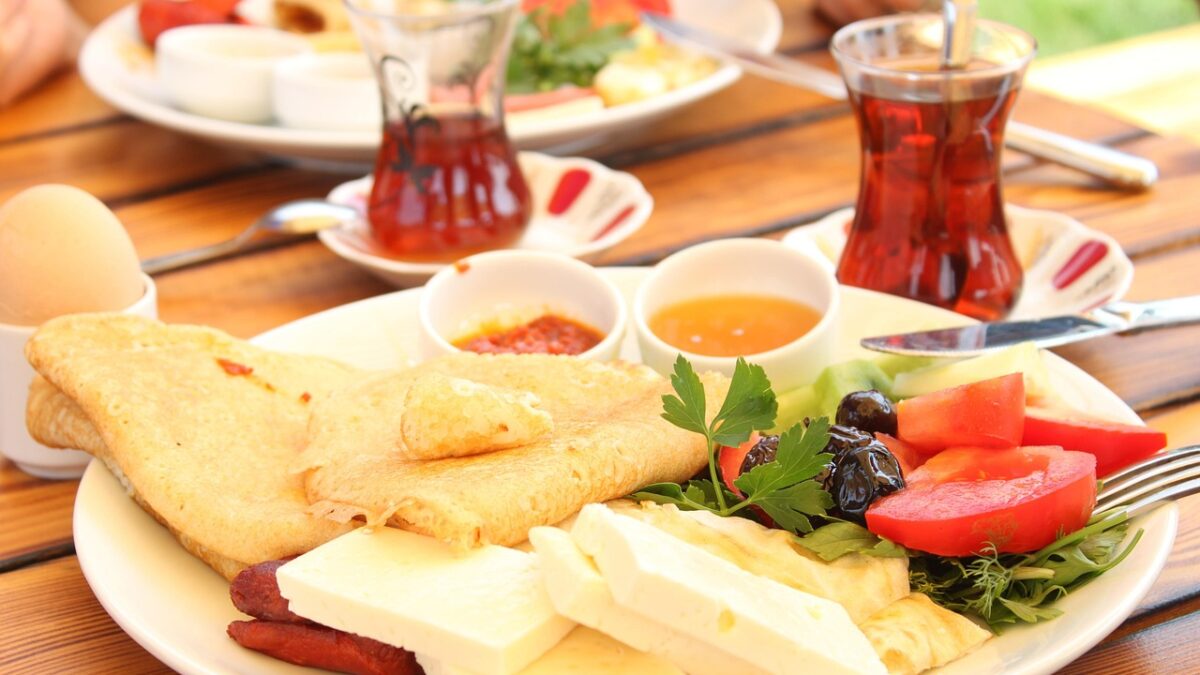 Zeytin, peynir, bal ve taze sebzelerden oluşan geleneksel Türk kahvaltı sofrası