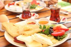 Zeytin, peynir, bal ve taze sebzelerden oluşan geleneksel Türk kahvaltı sofrası