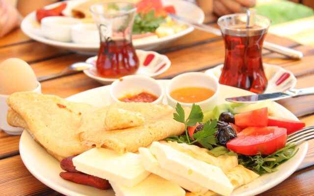 Zeytin, peynir, bal ve taze sebzelerden oluşan geleneksel Türk kahvaltı sofrası