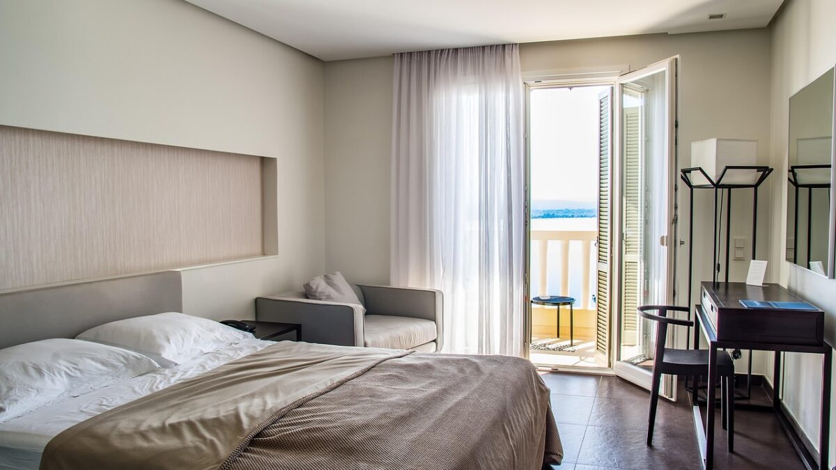 Deniz manzaralı bir otel odasında konaklama seçeneği