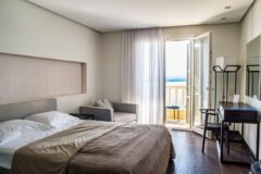 Deniz manzaralı bir otel odasında konaklama seçeneği