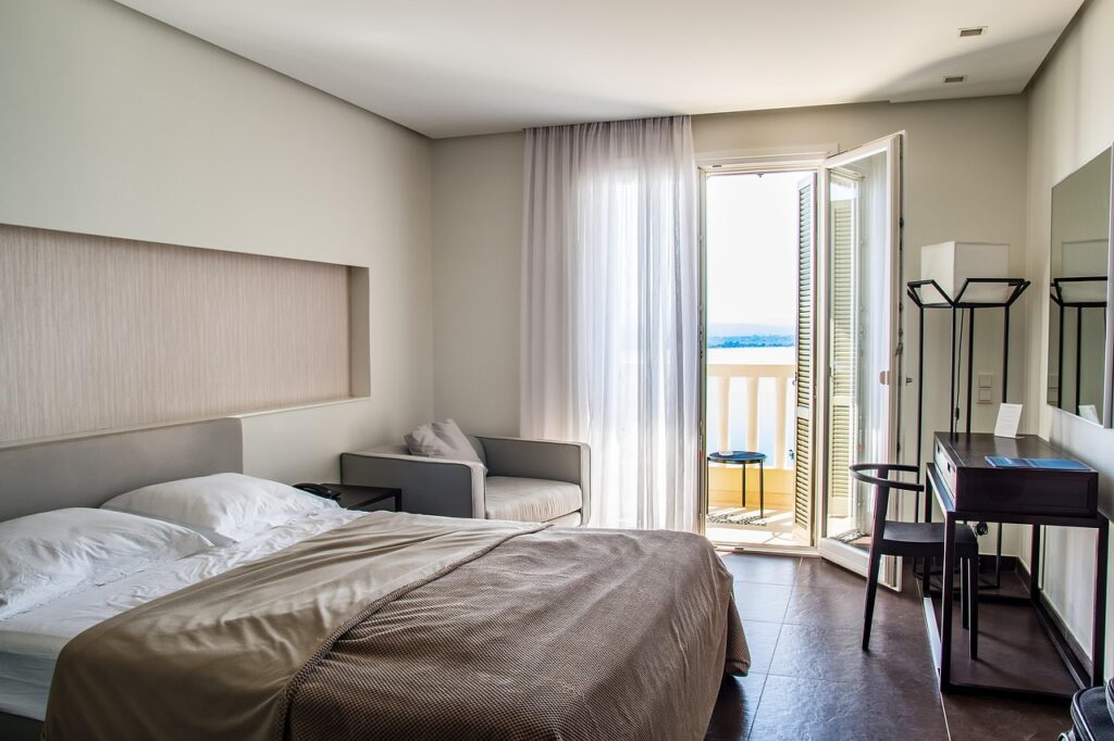Deniz manzaralı otel odasının balkonu