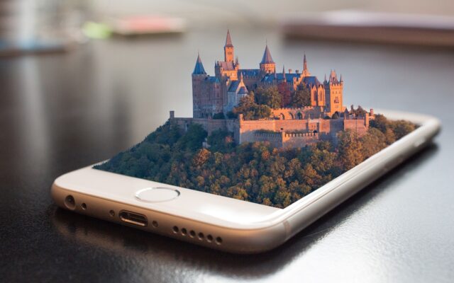 Akıllı telefonda otel değerlendirmelerini okuyan bir gezginin elleri