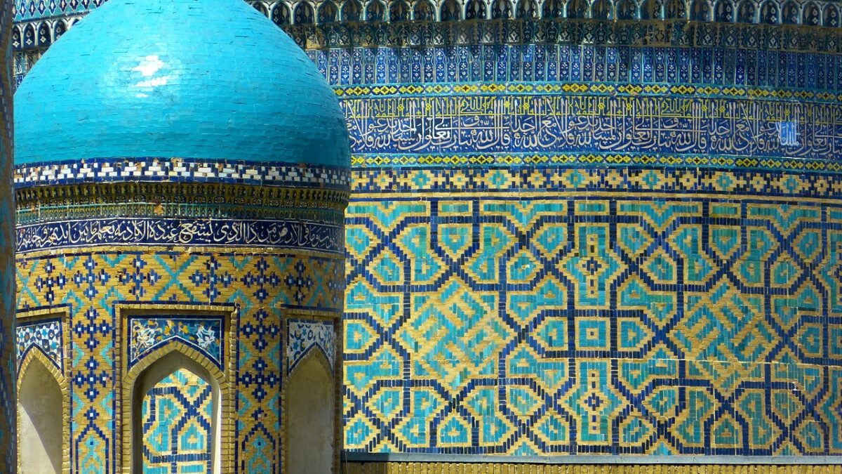 Semerkant'taki Registan meydanında üç medresenin gün batımında görünümü