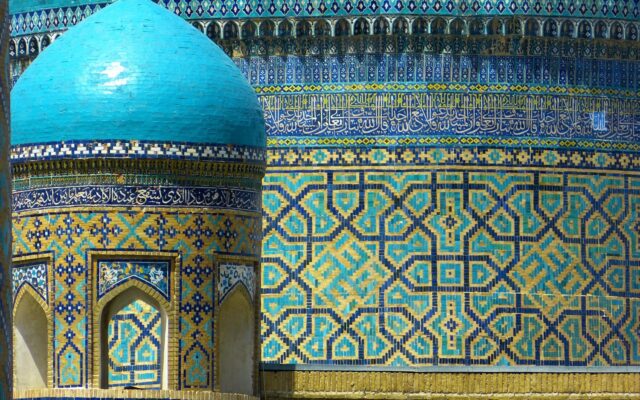 Semerkant'taki Registan meydanında üç medresenin gün batımında görünümü