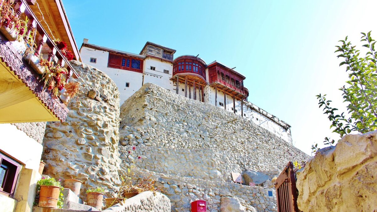 Pakistan'ın kuzeyinde Karakoram Dağları'nın karla kaplı zirveleri ve Hunza Vadisi manzarası