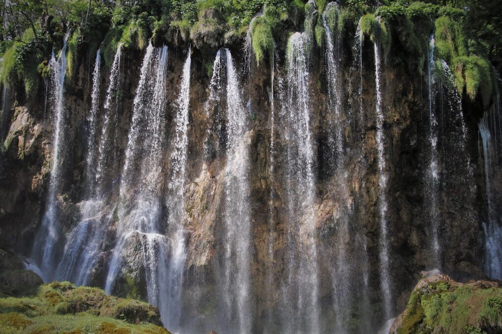 Plitvice Gölleri'nde ahşap yürüyüş yolu ve şelaleler