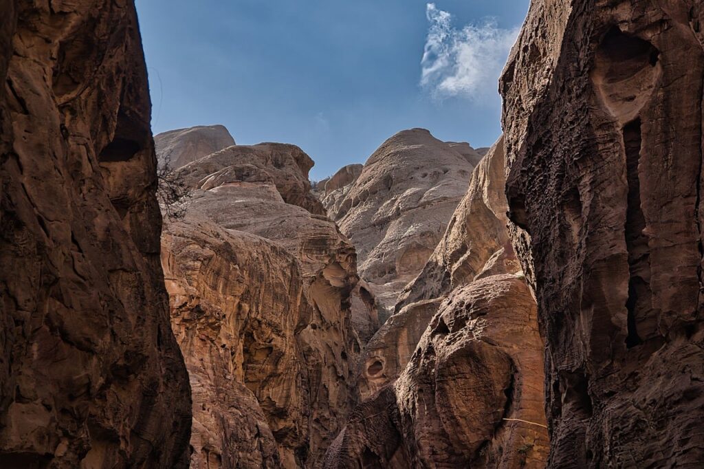 Petra'ya giden dar Siq geçidinin kayalık duvarları