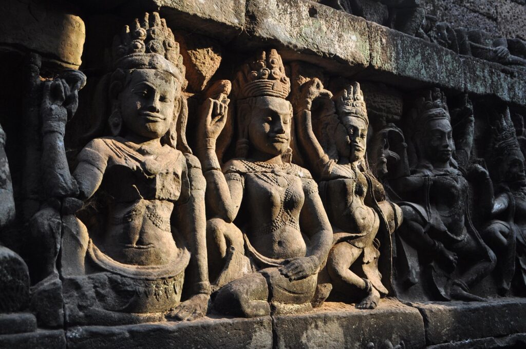 Angkor Wat duvarlarındaki taş kabartmalar