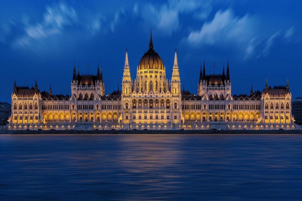 Tuna Nehri kıyısında gece aydınlatmasıyla Budapeşte Parlamento binası