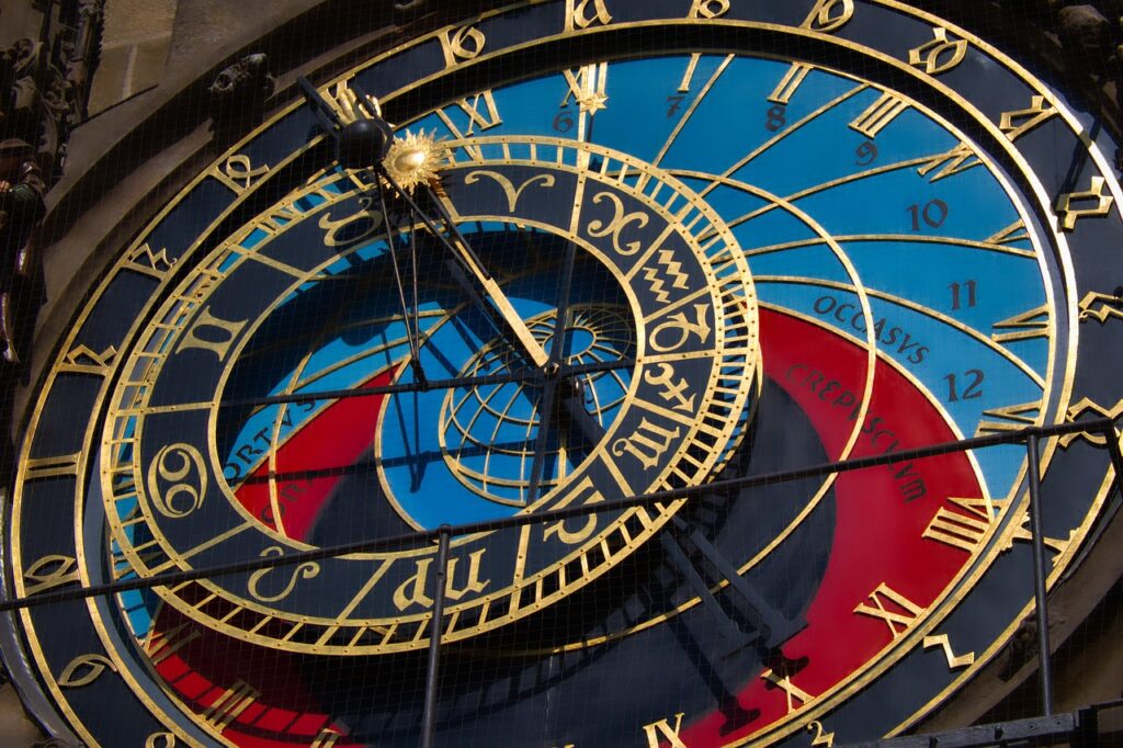 Prag Eski Şehir Meydanı'ndaki Astronomik Saat ve çevresindeki tarihi binalar