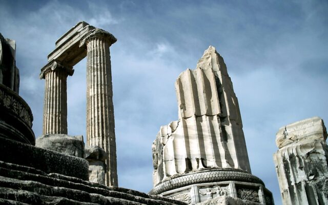 Didyma Apollon Tapınağı'nın devasa sütunları ve Aydın antik kentleri