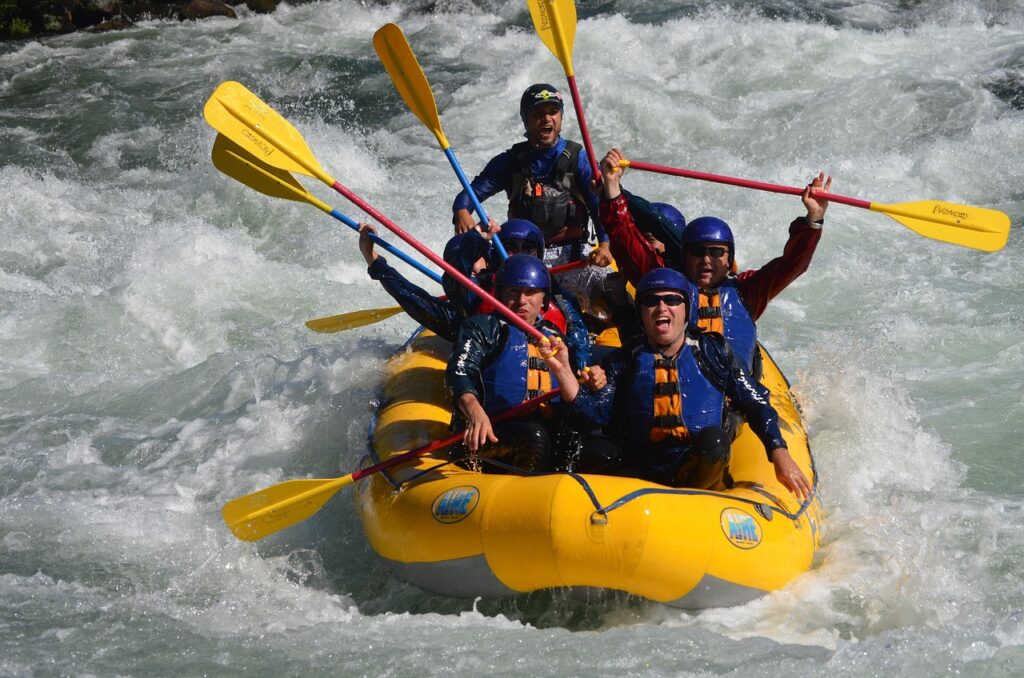 Rafting botu akıntılı bir rapidde ilerlerken