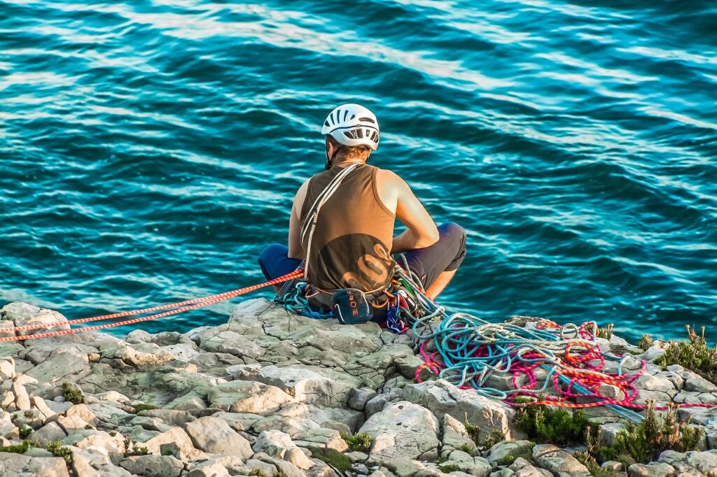 Kask, can yeleği ve neopren gibi temel güvenlik ekipmanları