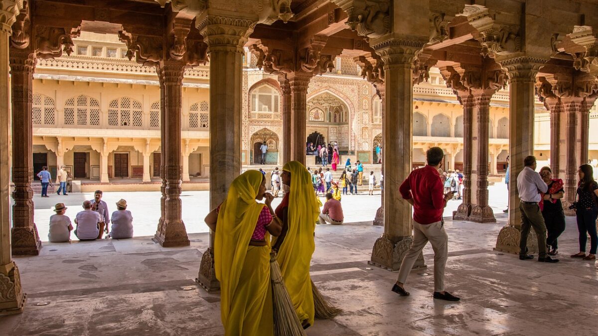 Rajasthan'da sonbahar güneşinde Jaipur, Jodhpur ve Udaipur'a ait kale ve saray manzarası