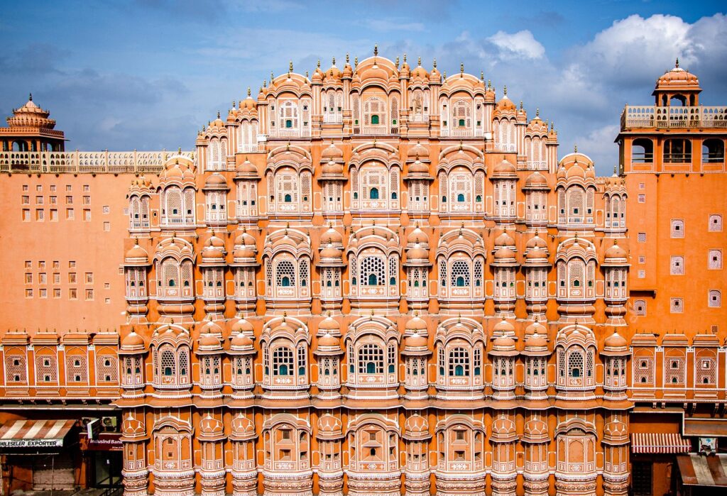 Jaipur'daki Hawa Mahal'in çok pencereli pembe cephesi