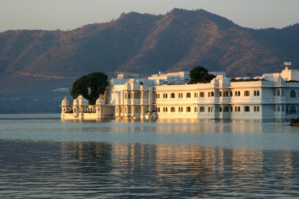 Udaipur'da Pichola Gölü kıyısında gün batımı manzarası