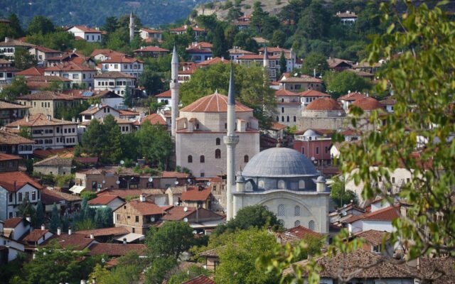 Safranbolu'nun taş ve ahşap Osmanlı konaklarının yan yana dizildiği tarihi sokak manzarası