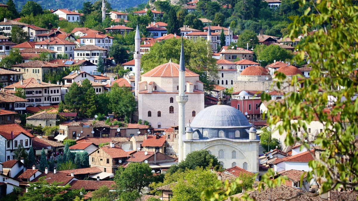 Safranbolu'da çıkmalı pencereleri ve kırmızı çatılarıyla tarihi Osmanlı konakları