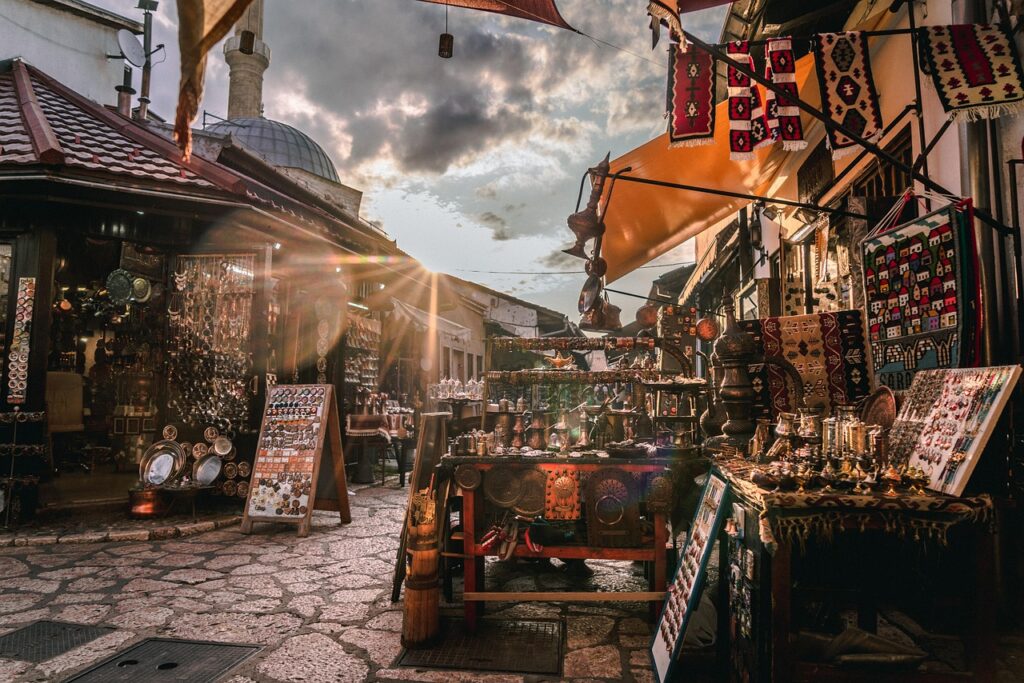 Safranbolu çarşısında taş döşemeli dar bir sokak ve geleneksel dükkânlar