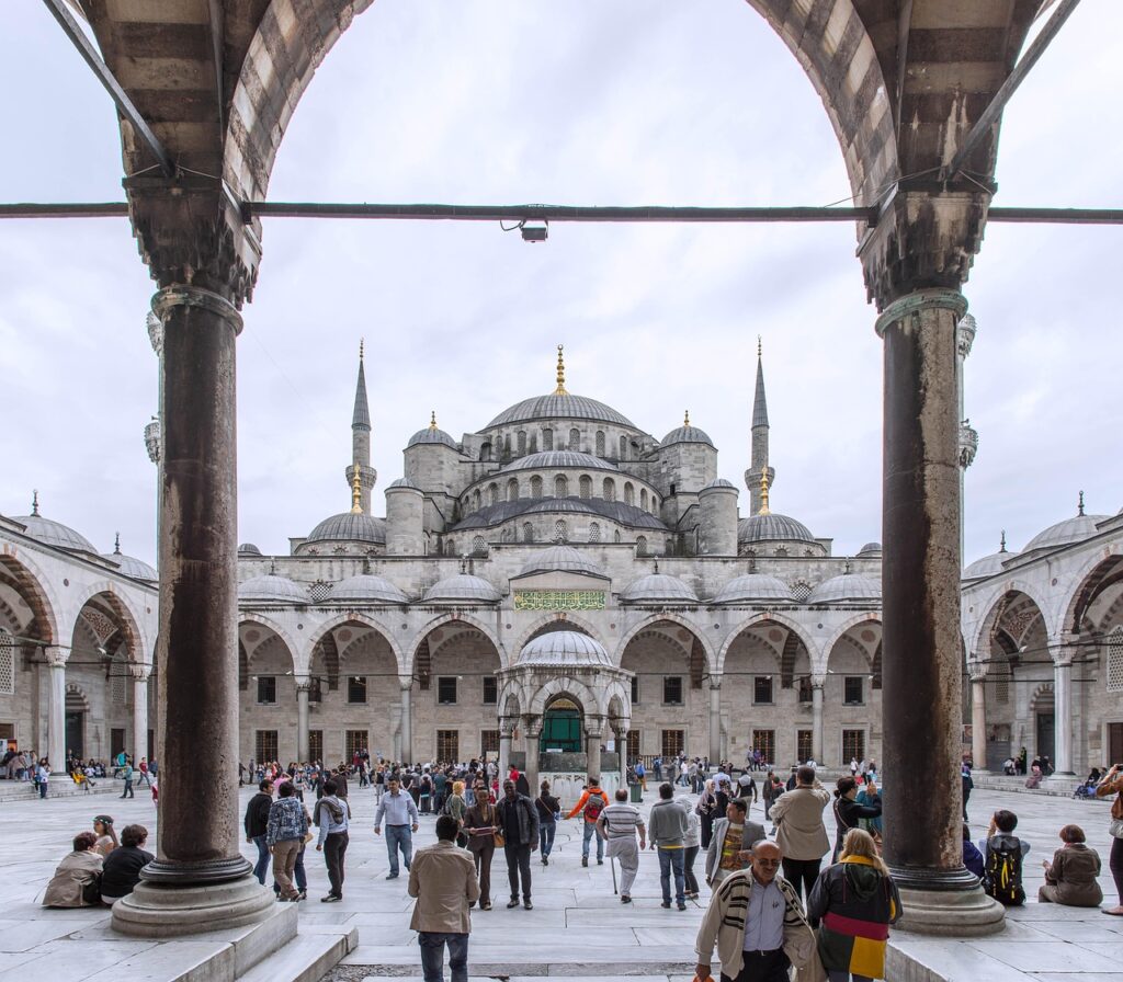 Park girişinde ziyaretçilere ait harita ve yönlendirme tabelası