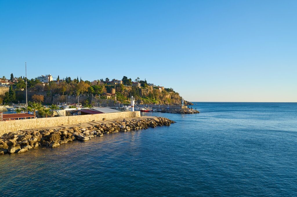 Antalya Kaleiçi'nde surlar ve limanın görünümü
