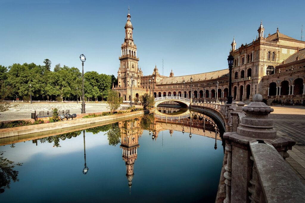 Sevilla'daki Plaza de España'nın çini işlemeli kemerleri ve su kanalı