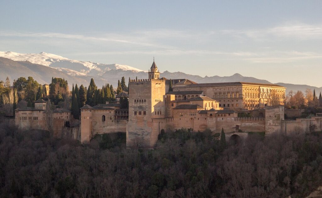 Granada'nın Albaicín semtindeki beyaz badanalı evler ve dar sokak