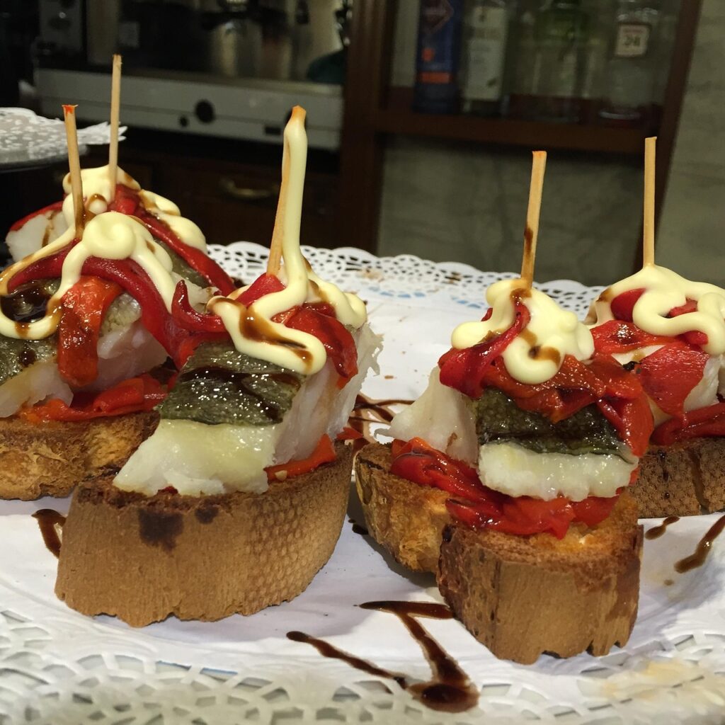 Granada'da içecekle birlikte servis edilen geleneksel tapas tabağı