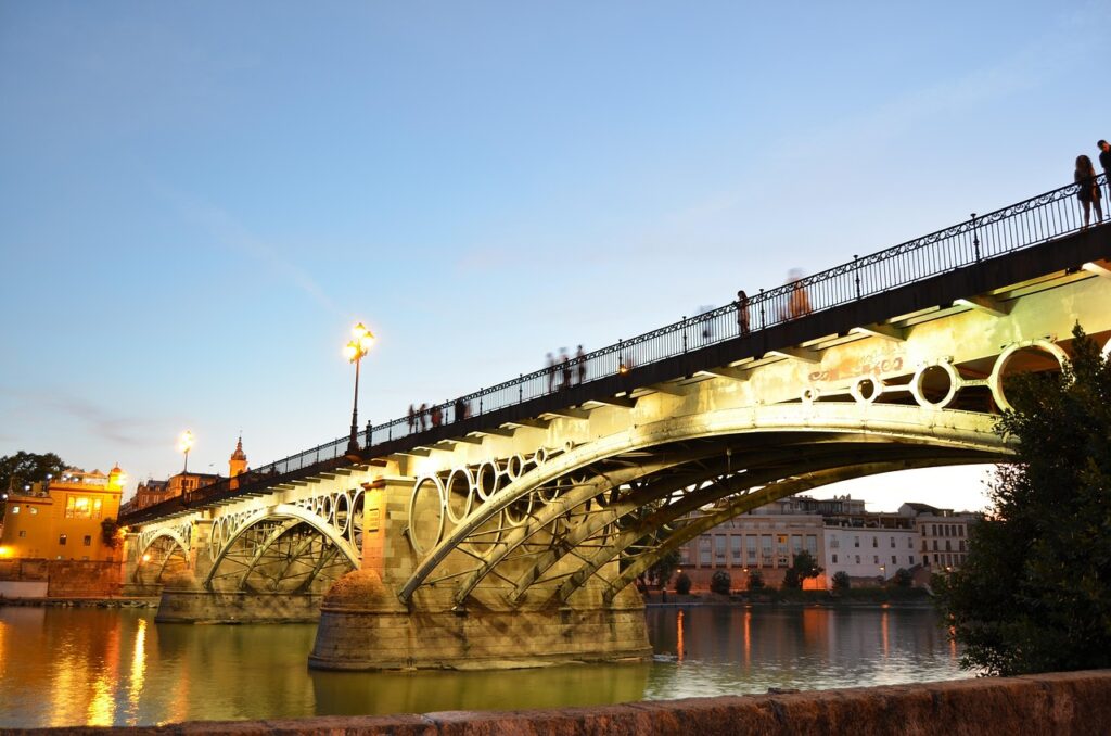 Sevilla'da Triana semtinden Guadalquivir Nehri üzerindeki köprünün görünümü