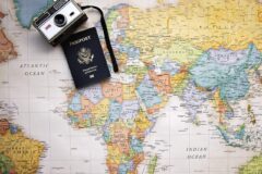 Pasaport ve harita üzerinde seyahat planı hazırlığı