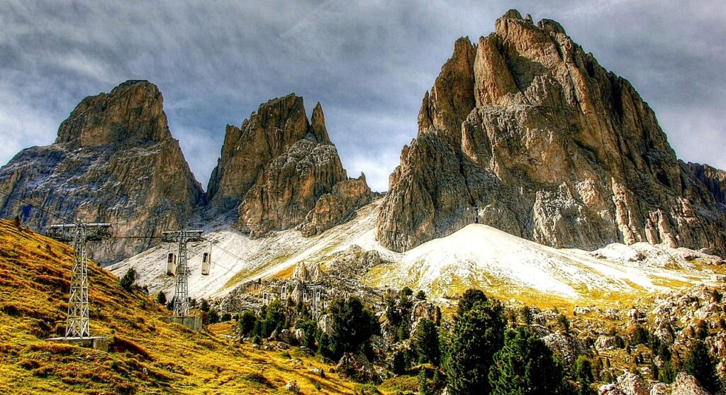Sonbaharda Dolomitler'de teleferik ve sarı yapraklı ağaçlar