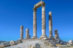 Sıcak yaz gününde güneş altında turistik bir antik kent ve gezginler