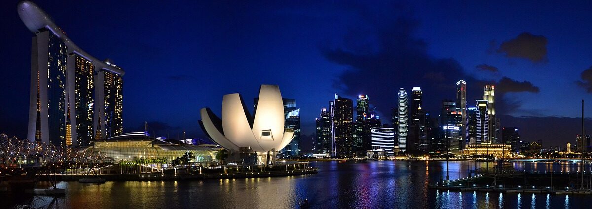 Singapur'un Marina Bay bölgesinde gökdelenler ve gece ışıkları