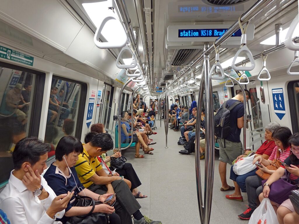 Singapur metro istasyonunda bekleyen yolcular