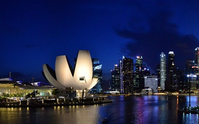 Singapur'un Marina Bay bölgesinde gökdelenler ve gece ışıkları