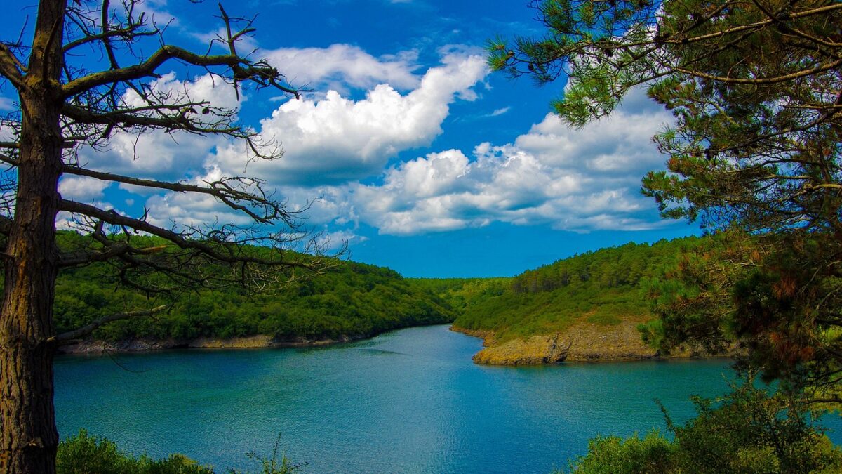 Karadeniz kıyısındaki Sinop kalesi ve surları, sonbahar ışığında