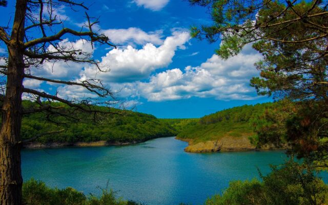 Karadeniz kıyısındaki Sinop kalesi ve surları, sonbahar ışığında