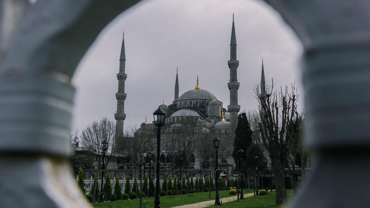 Sonbahar ışığında Sivas Divriği Ulu Cami ve taş işçiliği detayları