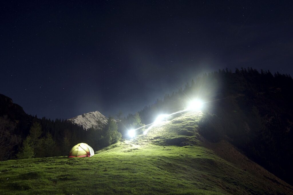 Gece kamp yaparken kullanılan kafa lambası
