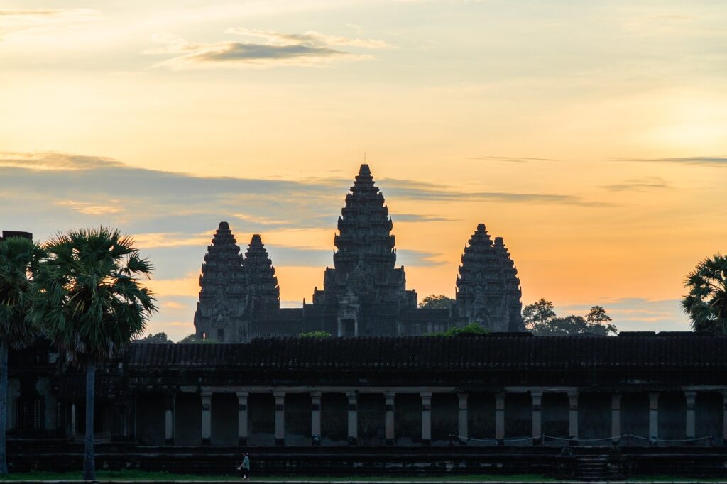Kamboçya'da gün doğumunda Angkor Wat tapınağı