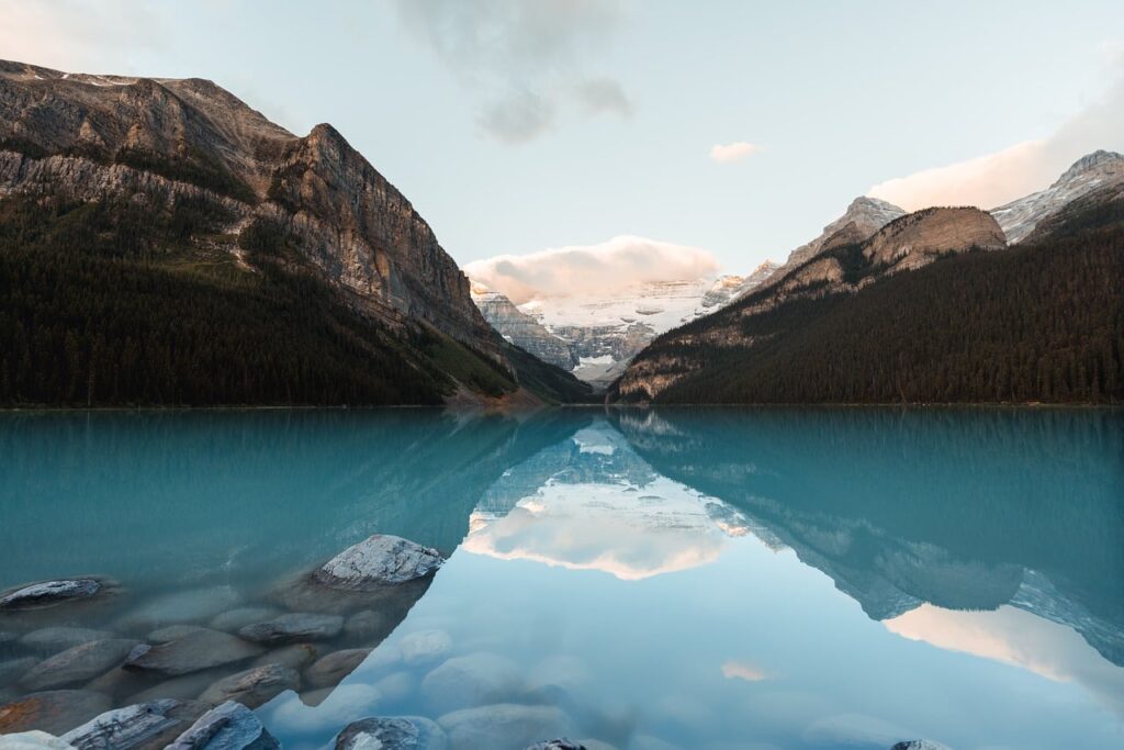 Sonbaharda Banff Milli Parkı'nda dağ gölü ve sarı ağaçlar