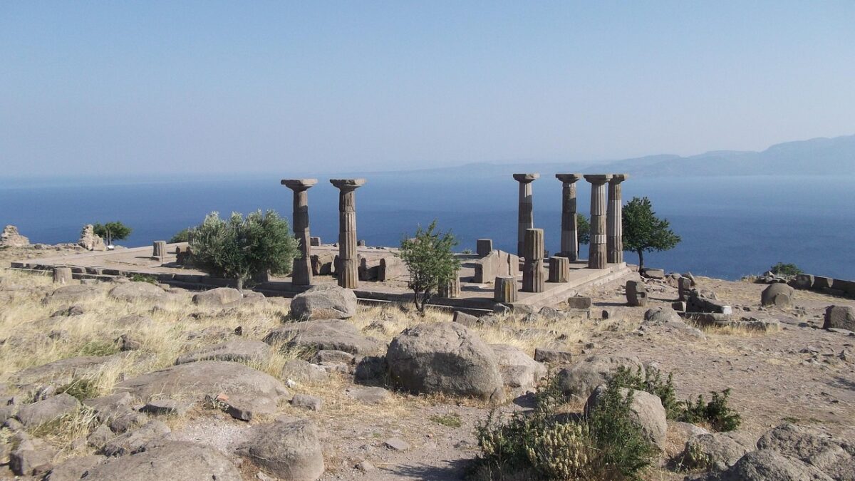 Sonbaharda Ege kıyısında karavan ve deniz manzarası