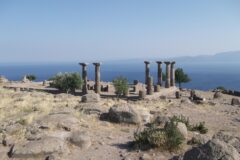 Sonbaharda Ege kıyısında karavan ve deniz manzarası