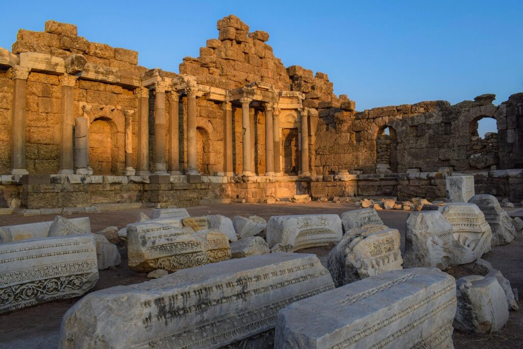 Antik tiyatronun basamaklı oturma sıraları