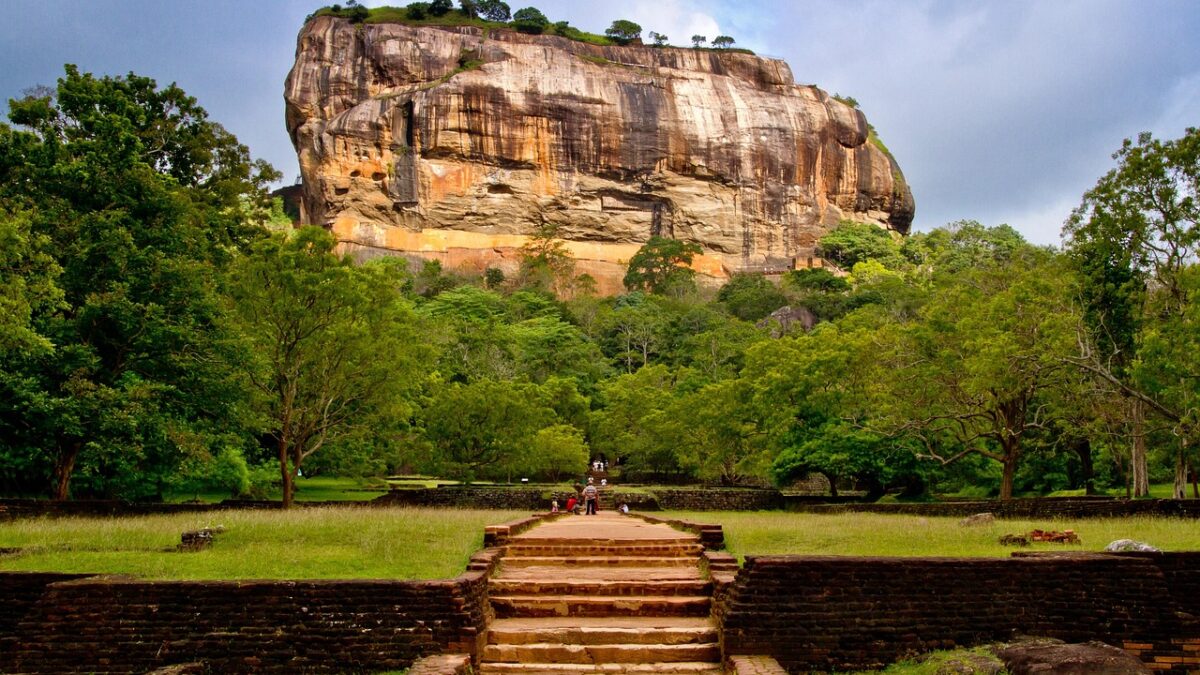 Sri Lanka'da Sigiriya kayalığı ve yeşil manzara, bütçe dostu gezi rotası için kapak görseli