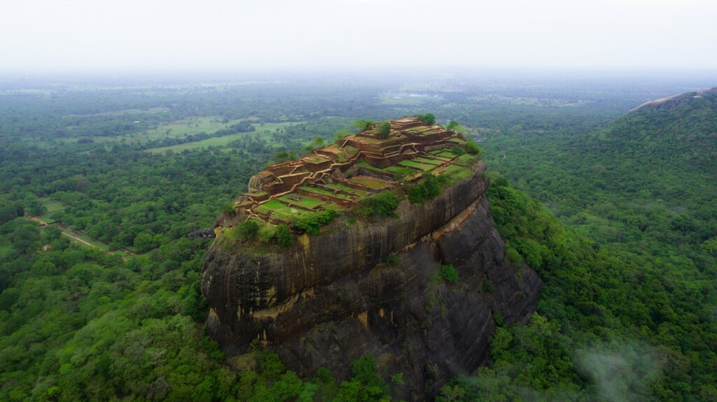 Sigiriya kayalığının üzerindeki antik saray kalıntıları ve tırmanış basamakları