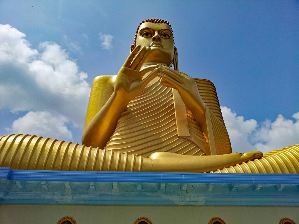 Dambulla'daki kayalara oyulmuş mağara tapınağında Buda heykelleri