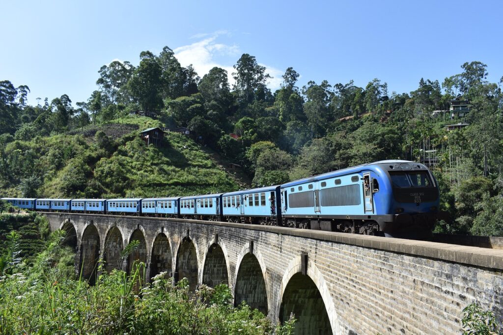 Kandy ile Ella arasında çay bahçelerinden geçen dağ treni yolculuğu