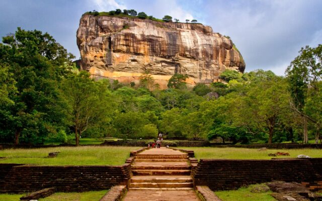 Sri Lanka'da Sigiriya kayalığı ve yeşil manzara, bütçe dostu gezi rotası için kapak görseli